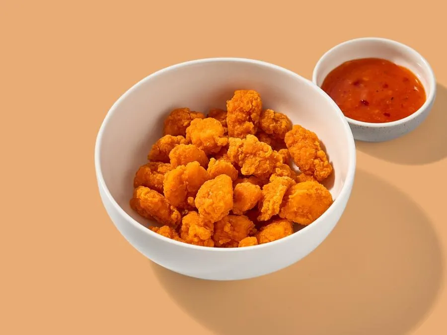 Курица в панировке с соусом сладкий чили