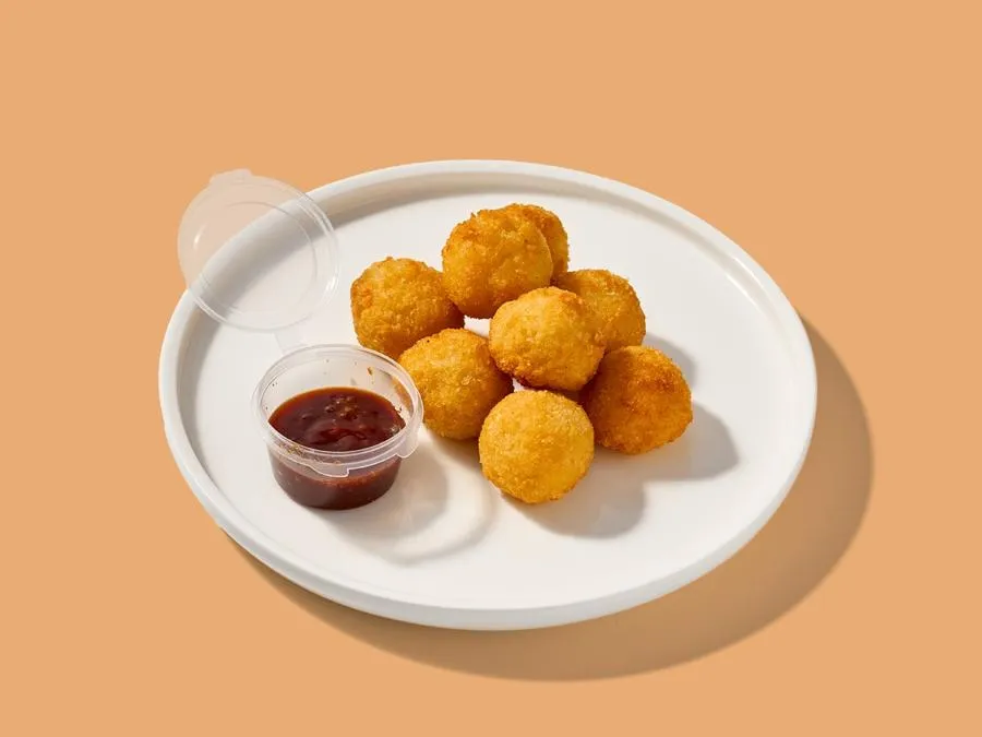 Сырные шарики с соусом барбекю