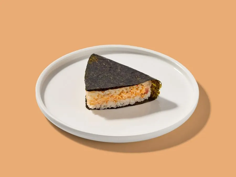 Онигири с сурими и томатом