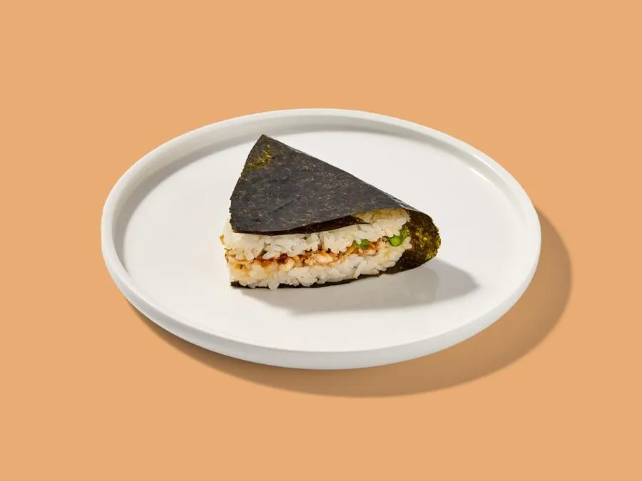 Онигири с угрём и жареным луком