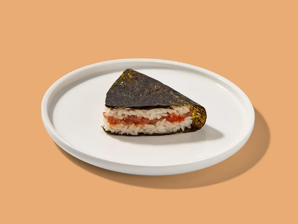 Онигири с тунцом и тобико