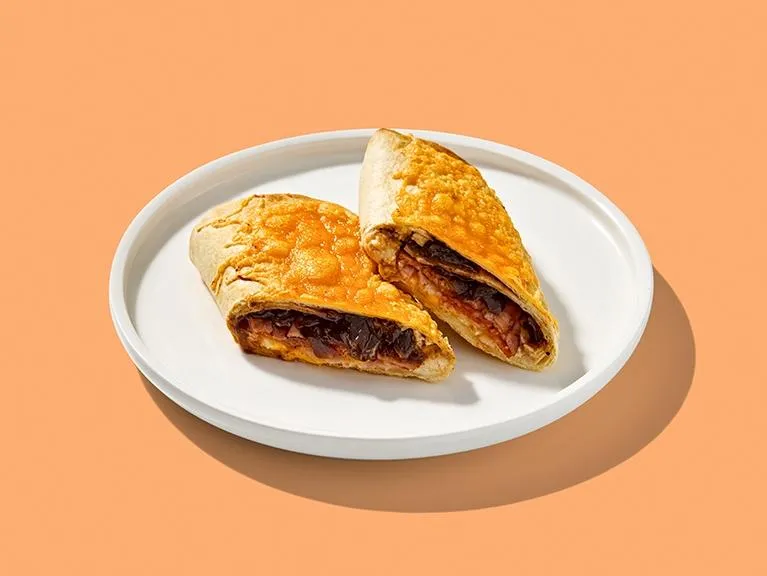 Запечённая тортилья мясной барбекю с сыром чеддер