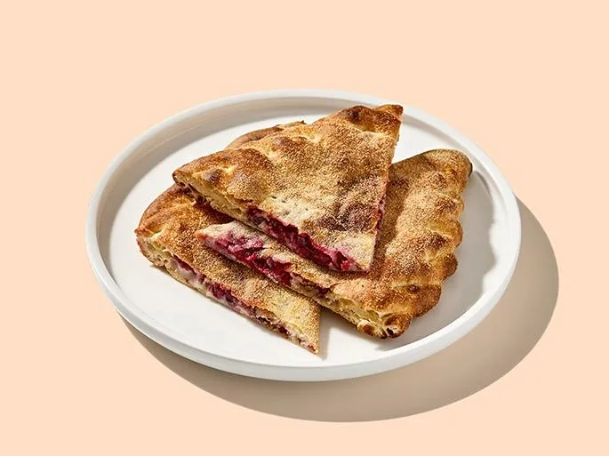 Закрытая пицца кальцоне с брусникой и корицей